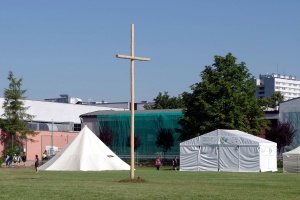 krzyż na terenie mędzynarodowego centrum ewangelizacyjnego